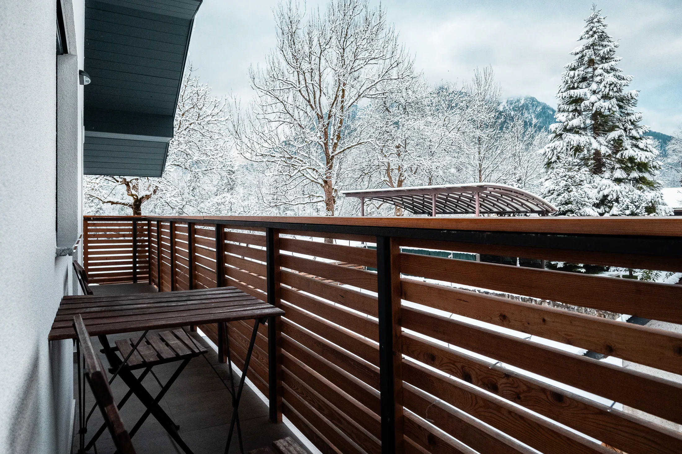 Balkon in zasnežena okolica