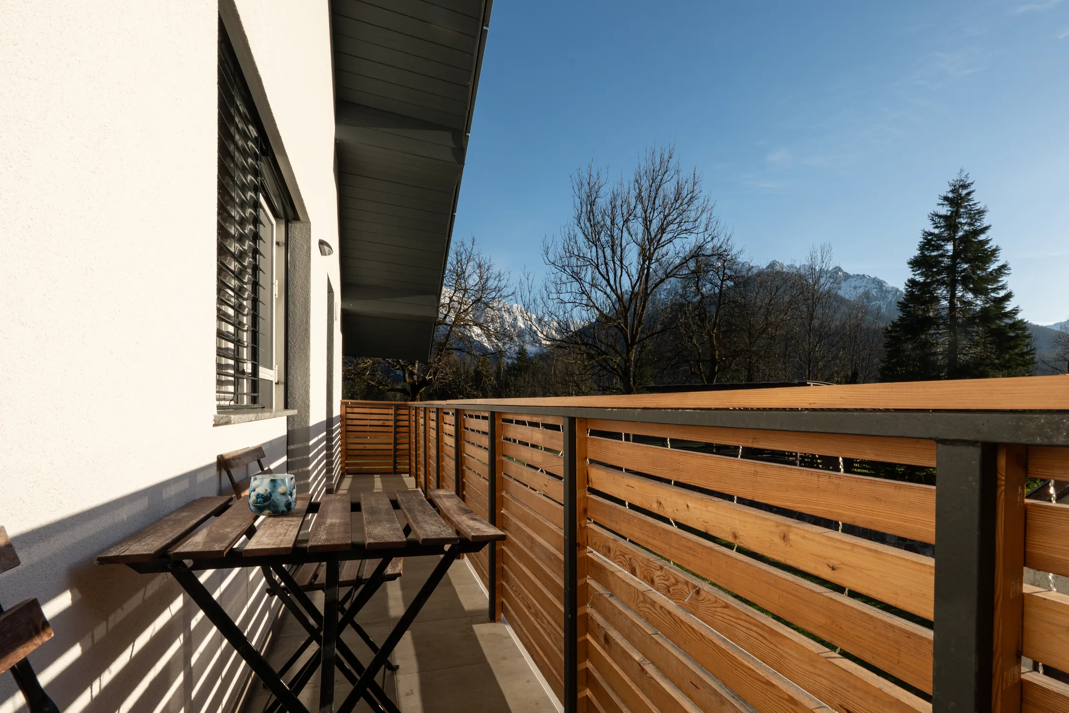 Balkon z mizo in razgledom na gore