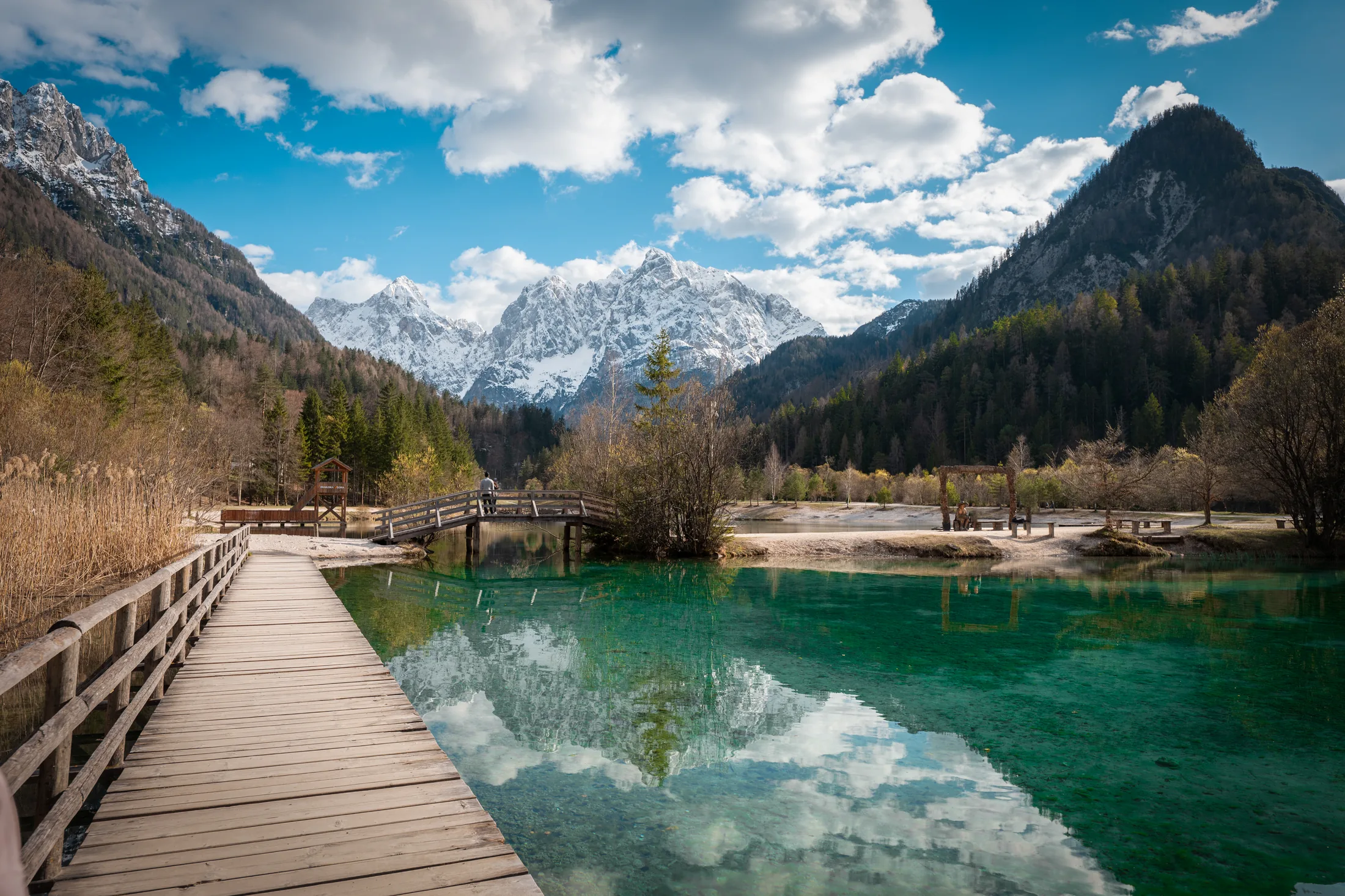 Jezero Jasna in gore v ozadju